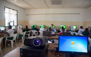 Master-PC mit Beamer, im Hintergrund alle Computerplätze