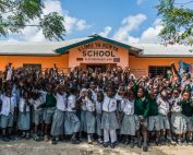 Schüler stehen vor der Elimu ya Kenya School