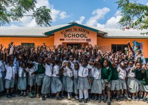 Schüler stehen vor der Elimu ya Kenya School