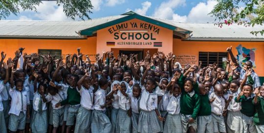 Schüler stehen vor der Elimu ya Kenya School