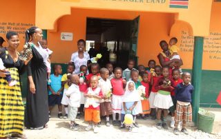 Kindergartengruppe in Elimu ya Kenya School